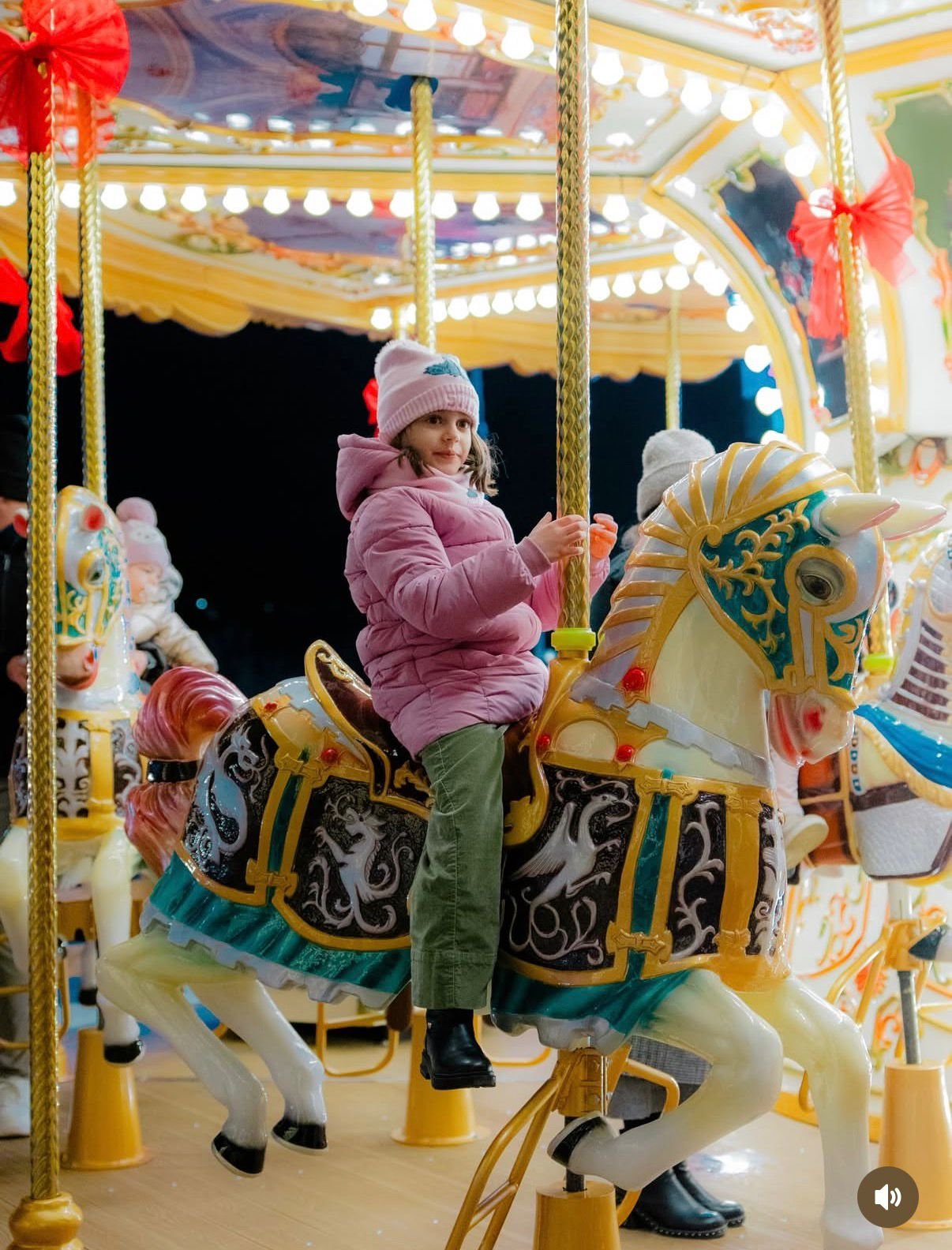 Una bambina sorride in sella a un cavallo del Carosello dei Sogni