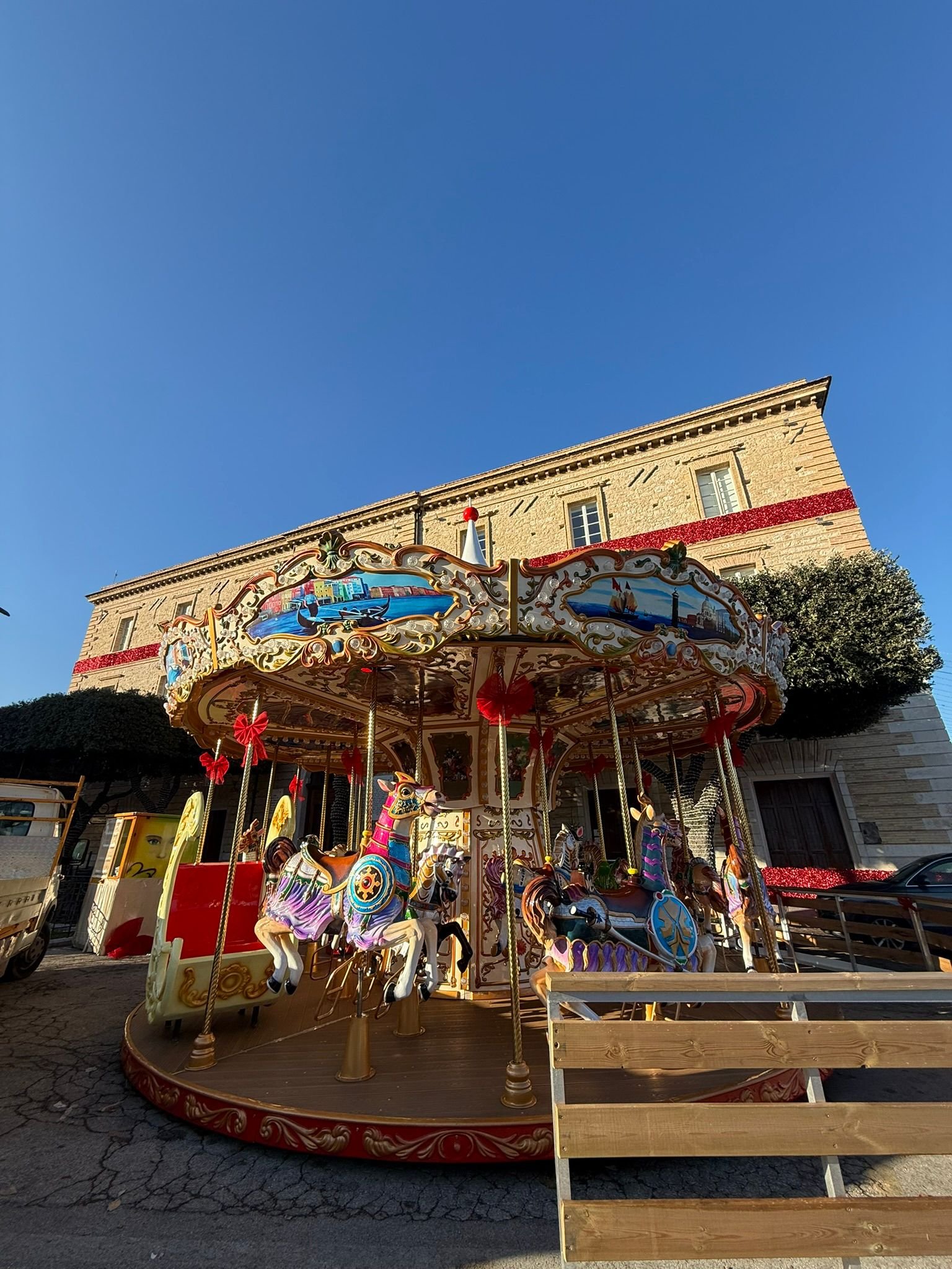 Il carosello e le decorazioni natalizie del centro storico