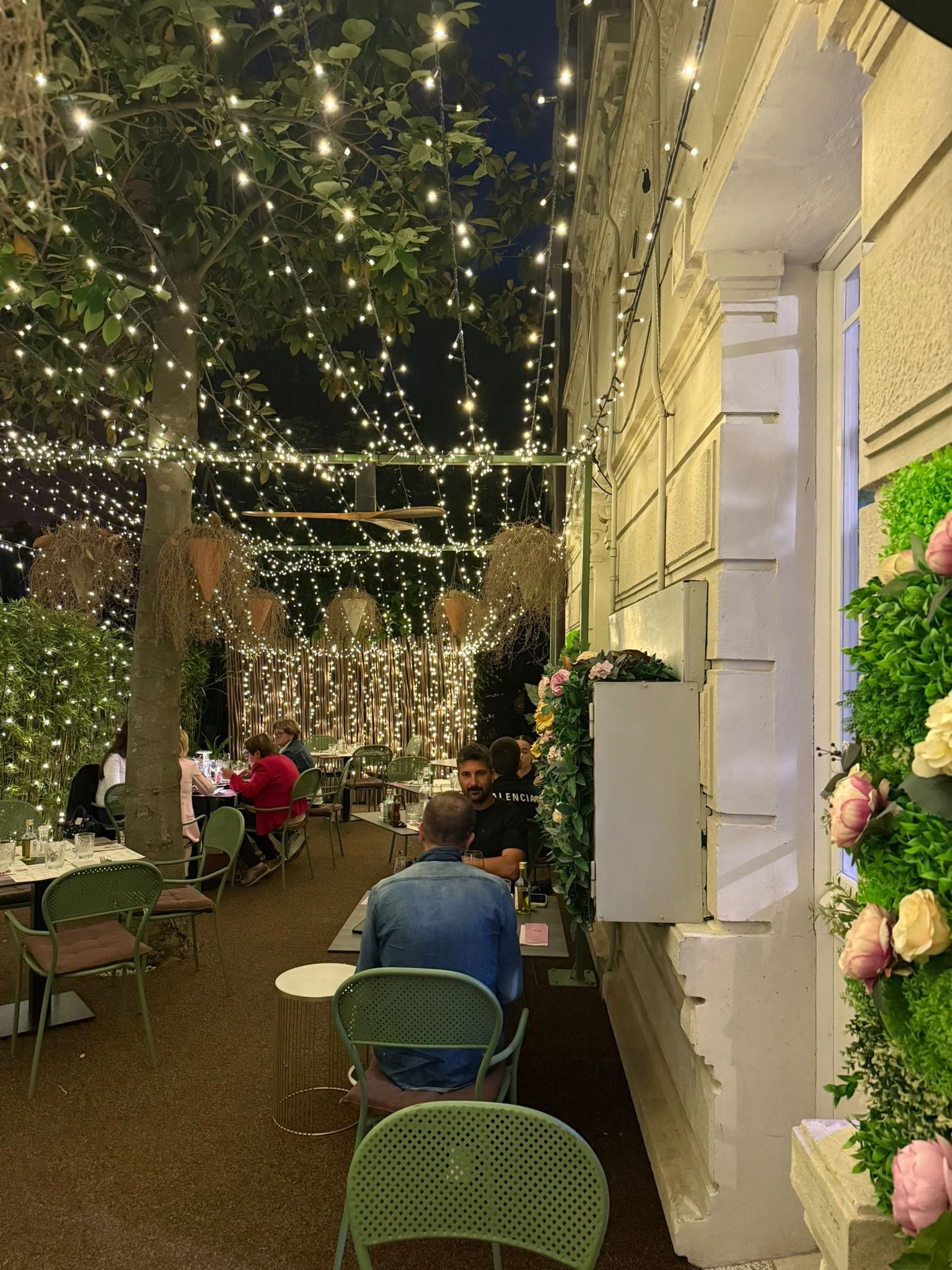 Locale Liberty illuminato con le nostre luminarie estive